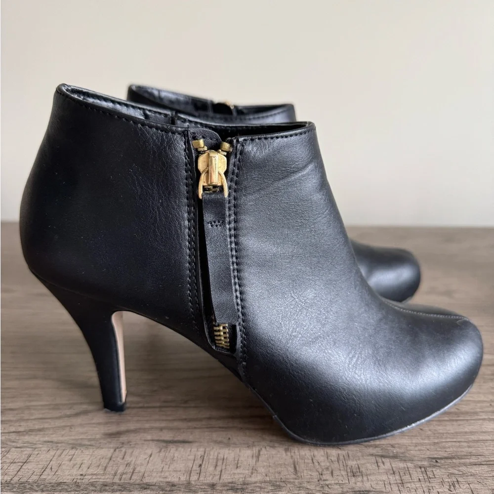 Madden Girl Black Ankle Boots EUC Booties Heeled Boots Ginger Faux Leather 7